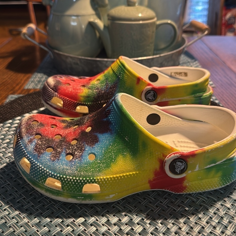 Crocs Classic Tie Dye Graphic Clogs Shoes Men Size 4, Women Size 6 - Picture 3 of 7